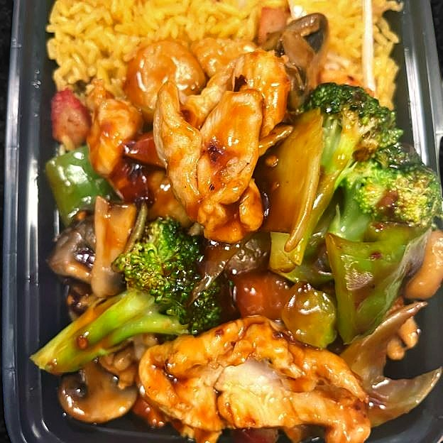 Best Szechuan Flavored Chicken Combo Platter in Fairview, NJ