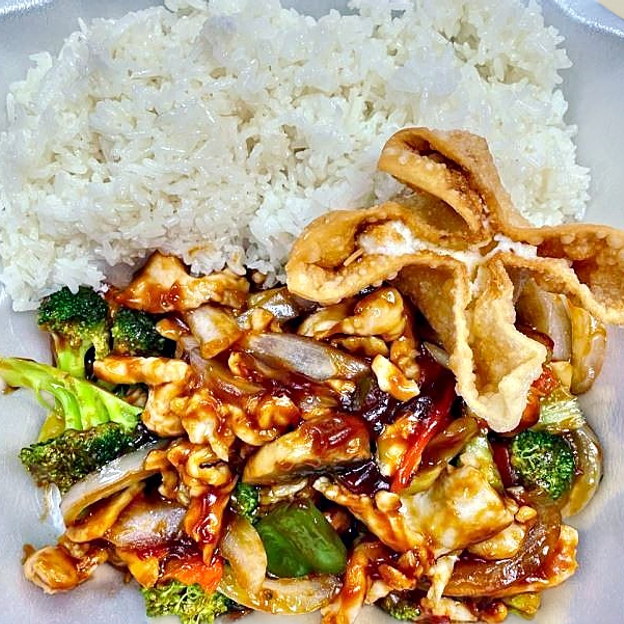Best Szechuan Chicken (Combo Platter) in Wichita, KS