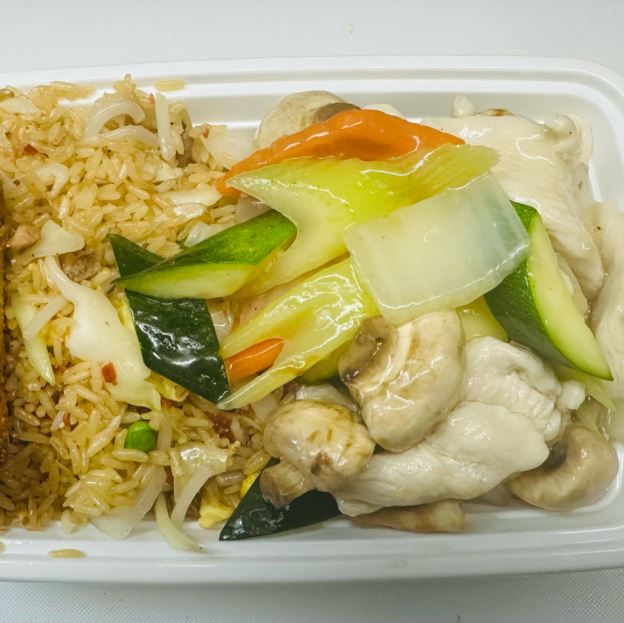 Best Moo Goo Gai Pan (Combo Plate) 蘑菇鸡片(组合） in Brookville, IN