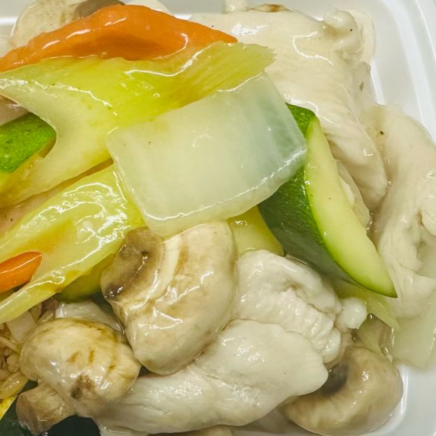 Best Moo Goo Gai Pan (Lunch) 蘑菇鸡片（午餐) in Brookville, IN