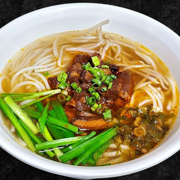 Best Rice Noodles/ Noodles Soup W/ Braised Pork（Spicy）/特色焖肉米线/面（小辣） in Las Vegas, NV