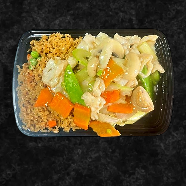Best C16. Moo Goo Gai Pan (Special Combination Plate) 蘑菇鸡片 in Avondale, PA