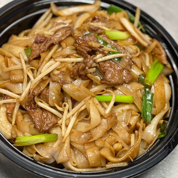 Best I7 干炒牛河/鸡河 Stir-Fried Flat Rice Noodles w/ Chicken · in Claremont, CA