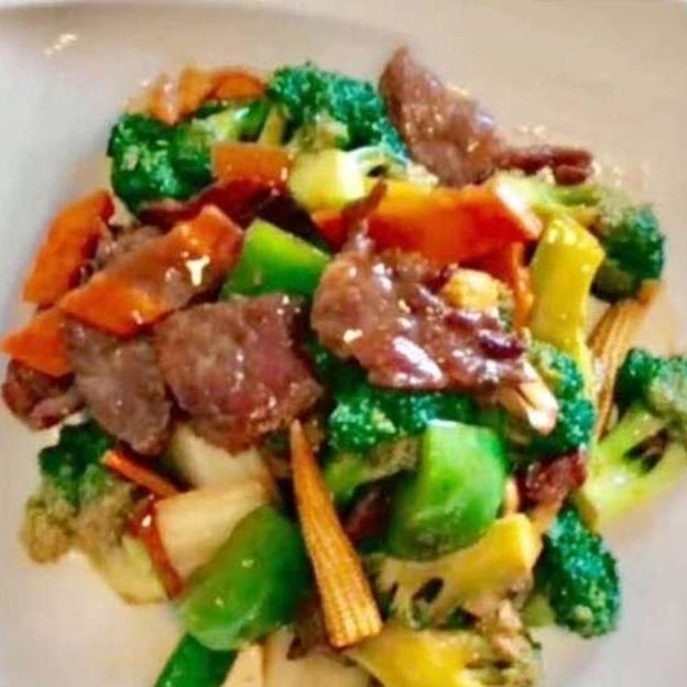 Best S13. Beef w. Garlic Sauce in Camp Springs, MD